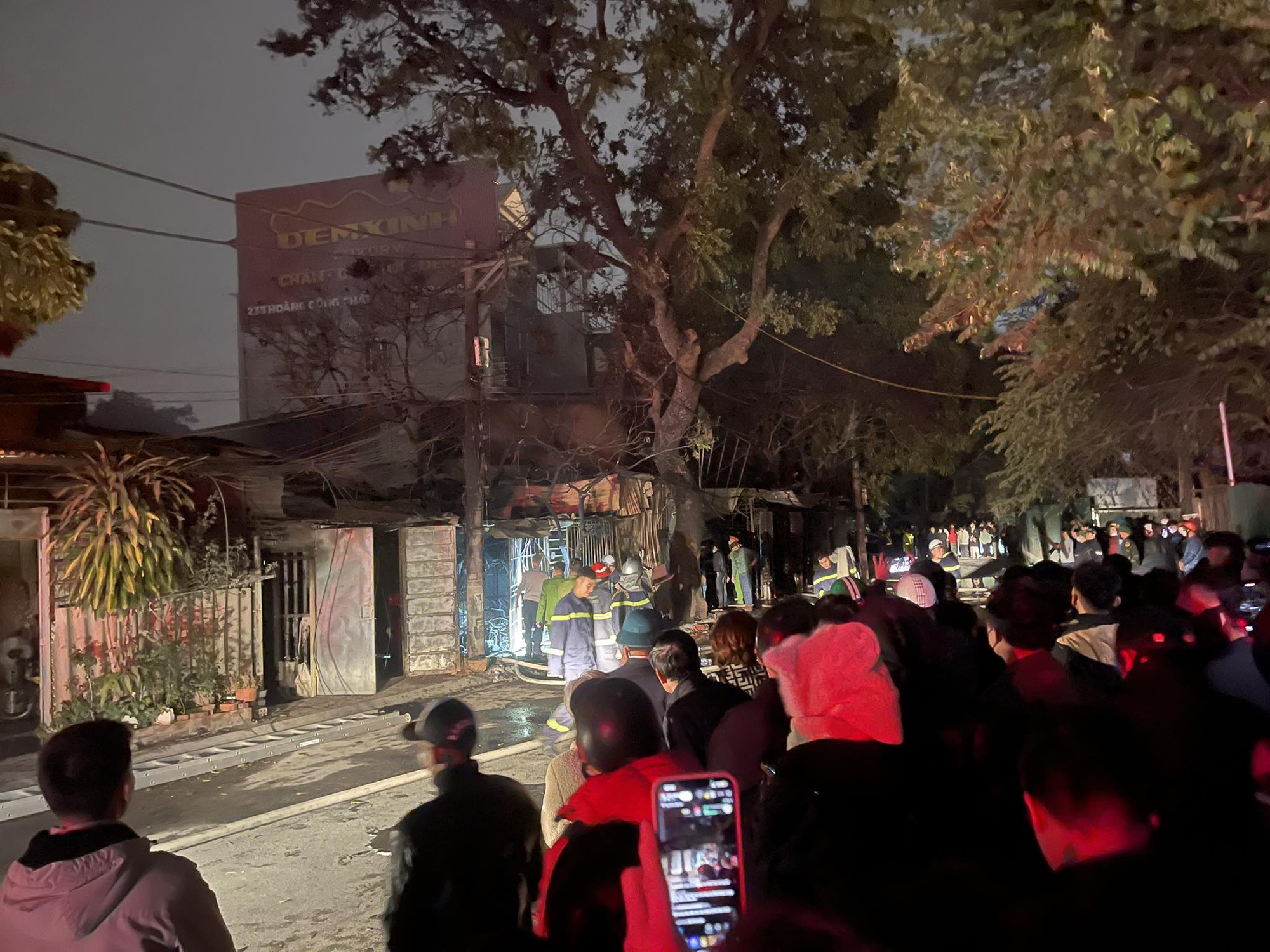 Nhân chứng kể lại vụ cháy lớn 300m2 tại Hồ Tùng Mậu - Ảnh 4.