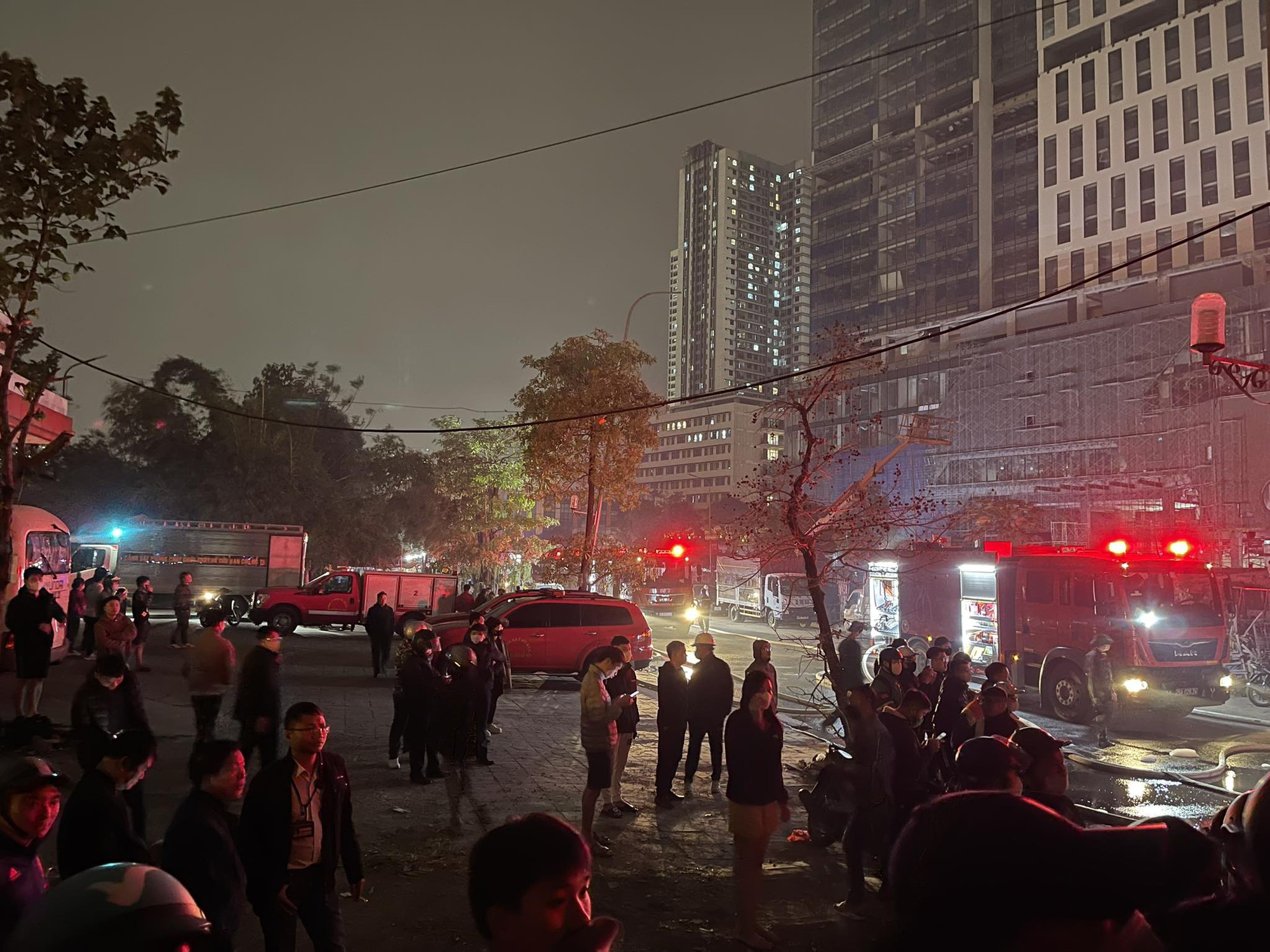 Nhân chứng kể lại vụ cháy lớn 300m2 tại Hồ Tùng Mậu - Ảnh 1.