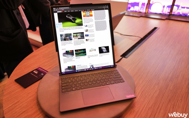 Lenovo ra mắt laptop màn hình cuộn và xoay tại CES 2025 - Ảnh 1.