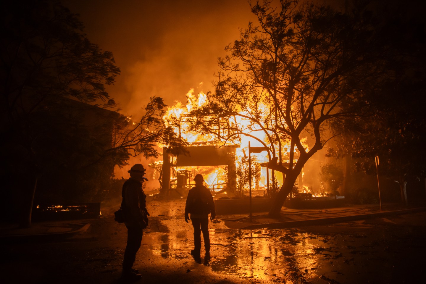 Tình hình của tỷ phú Hoàng Kiều sau thảm họa cháy rừng kinh hoàng như "ngày tận thế" ở Los Angeles - Ảnh 4.