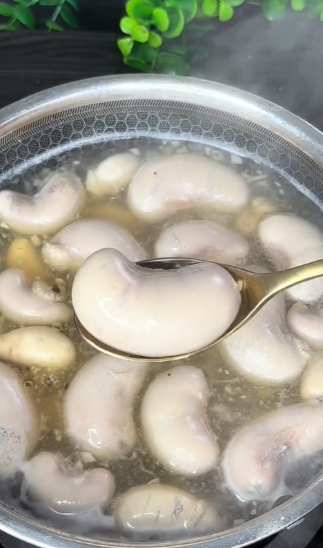 Bộ phận "nhạy cảm" của con g&agrave; đang sốt khắp mạng x&atilde; hội v&igrave; thơm, ngọt, b&eacute;o: "Nam ăn bổ dương, nữ ăn nở ngực", nhưng c&oacute; 1 điều g&acirc;y hại- Ảnh 7.