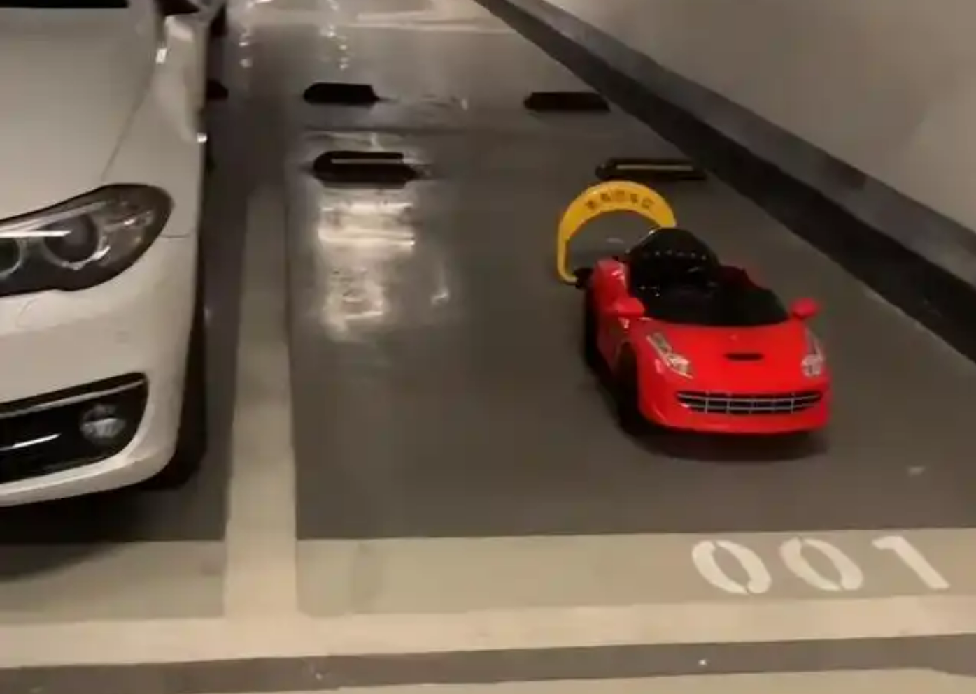 Mua chỗ đỗ xe làm bãi đồ chơi, cư dân kiện ban quản lý - Ảnh 1.