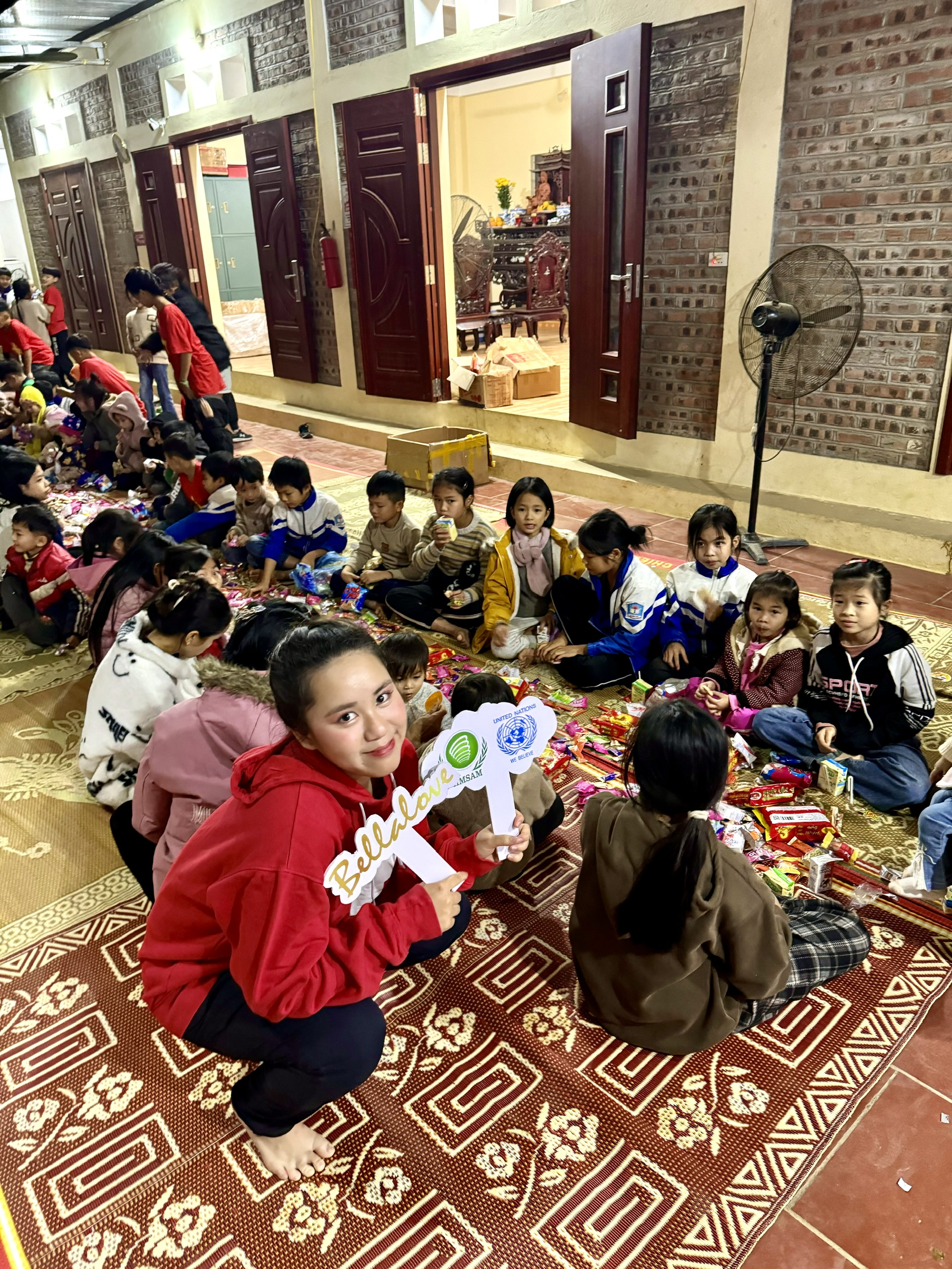 Bella Vũ mang quà Tết sớm tặng các em nhỏ vùng cao - Ảnh 5.