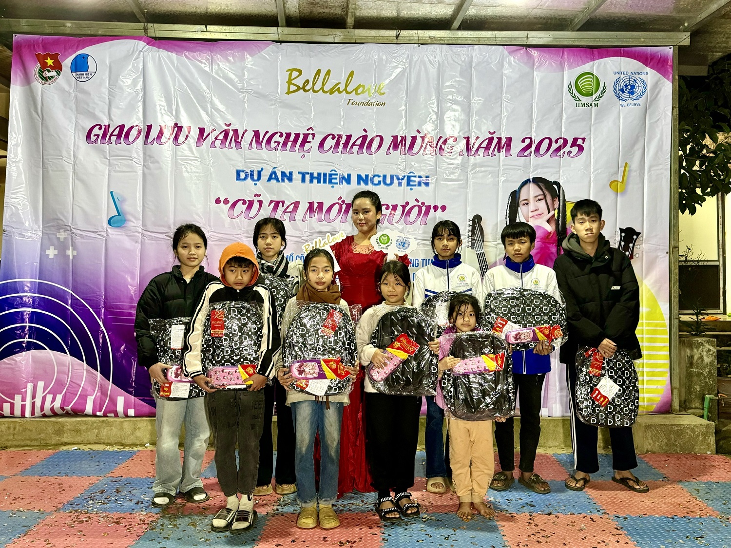 Bella Vũ mang quà Tết sớm tặng các em nhỏ vùng cao - Ảnh 7.