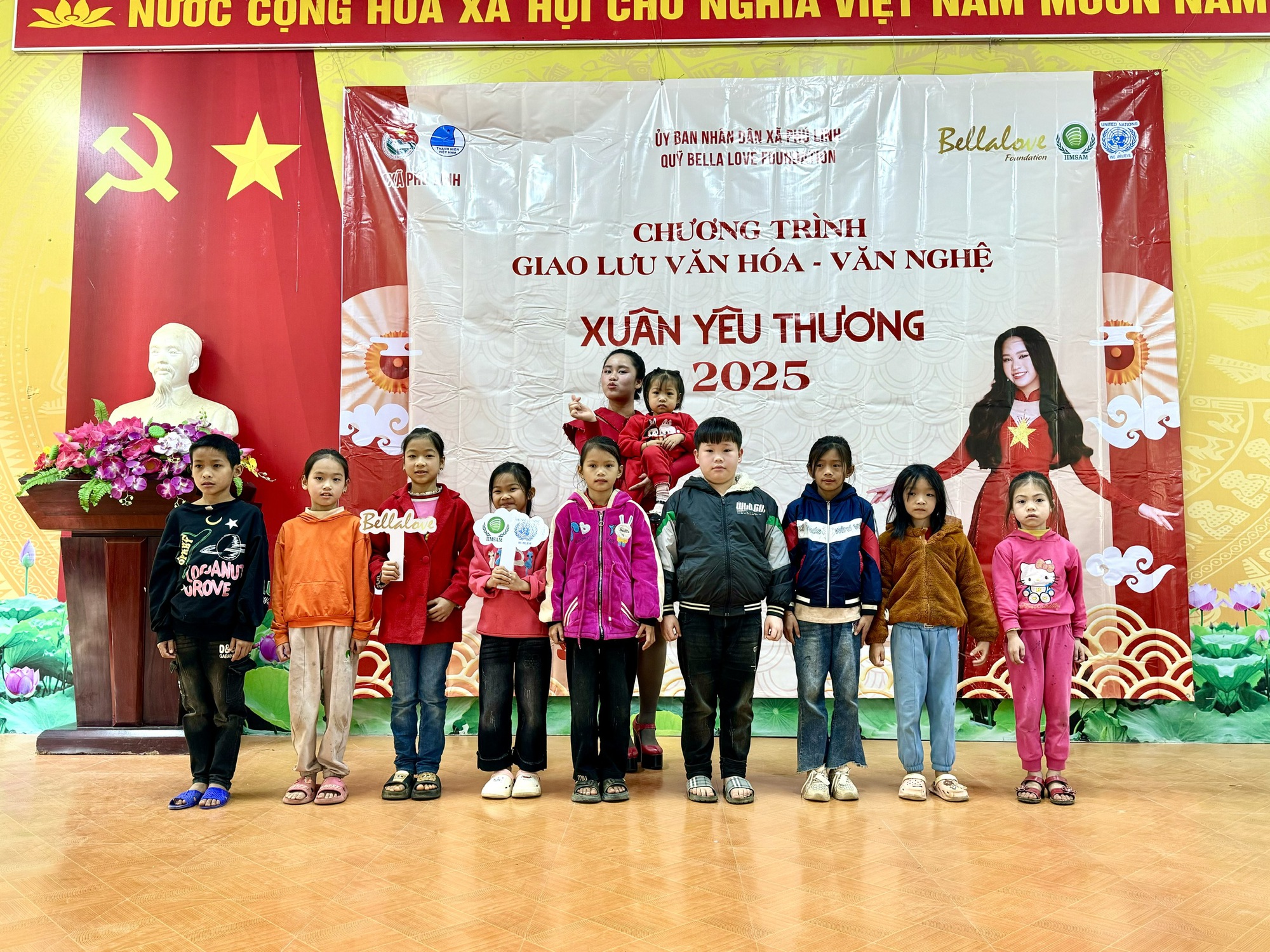 Bella Vũ mang quà Tết sớm tặng các em nhỏ vùng cao - Ảnh 6.