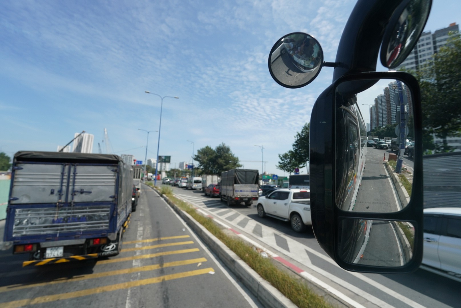 Tài xế xe khách chờ đợi 5 lượt đèn tại nút giao An Phú do ùn tắc giao thông Thủ Đức - Ảnh 3.