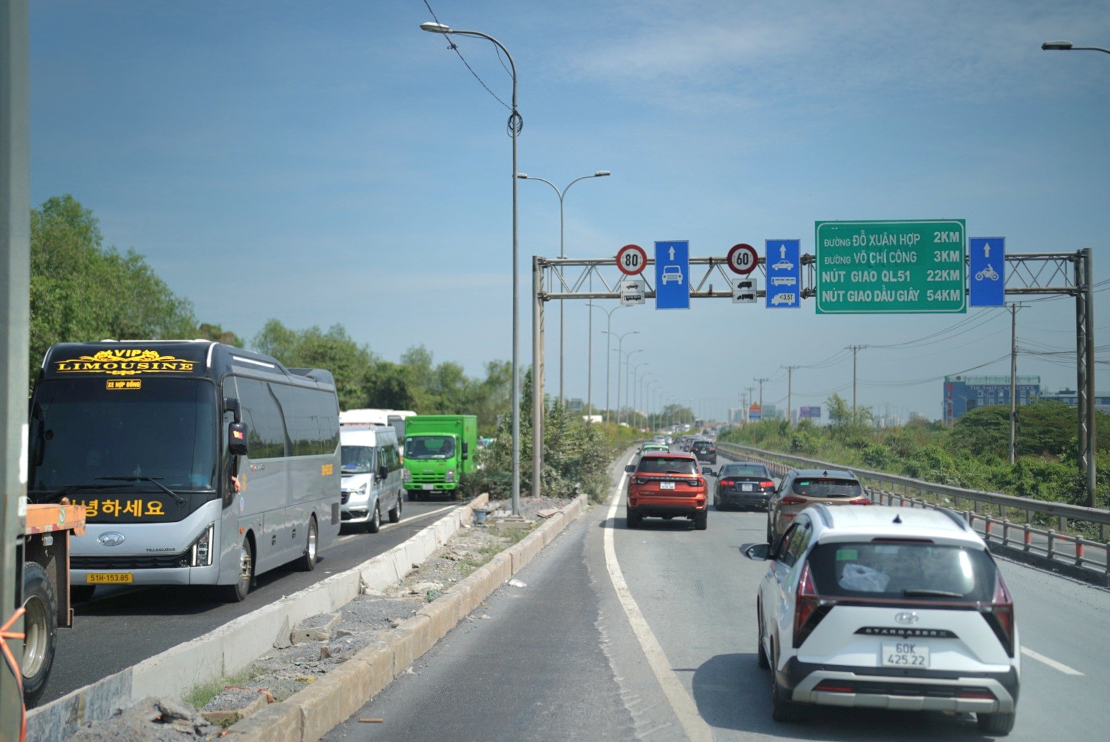 Tài xế xe khách chờ đợi 5 lượt đèn tại nút giao An Phú do ùn tắc giao thông Thủ Đức - Ảnh 6.