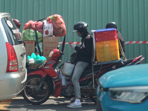 Tài xế xe khách chờ đợi 5 lượt đèn tại nút giao An Phú do ùn tắc giao thông Thủ Đức - Ảnh 5.