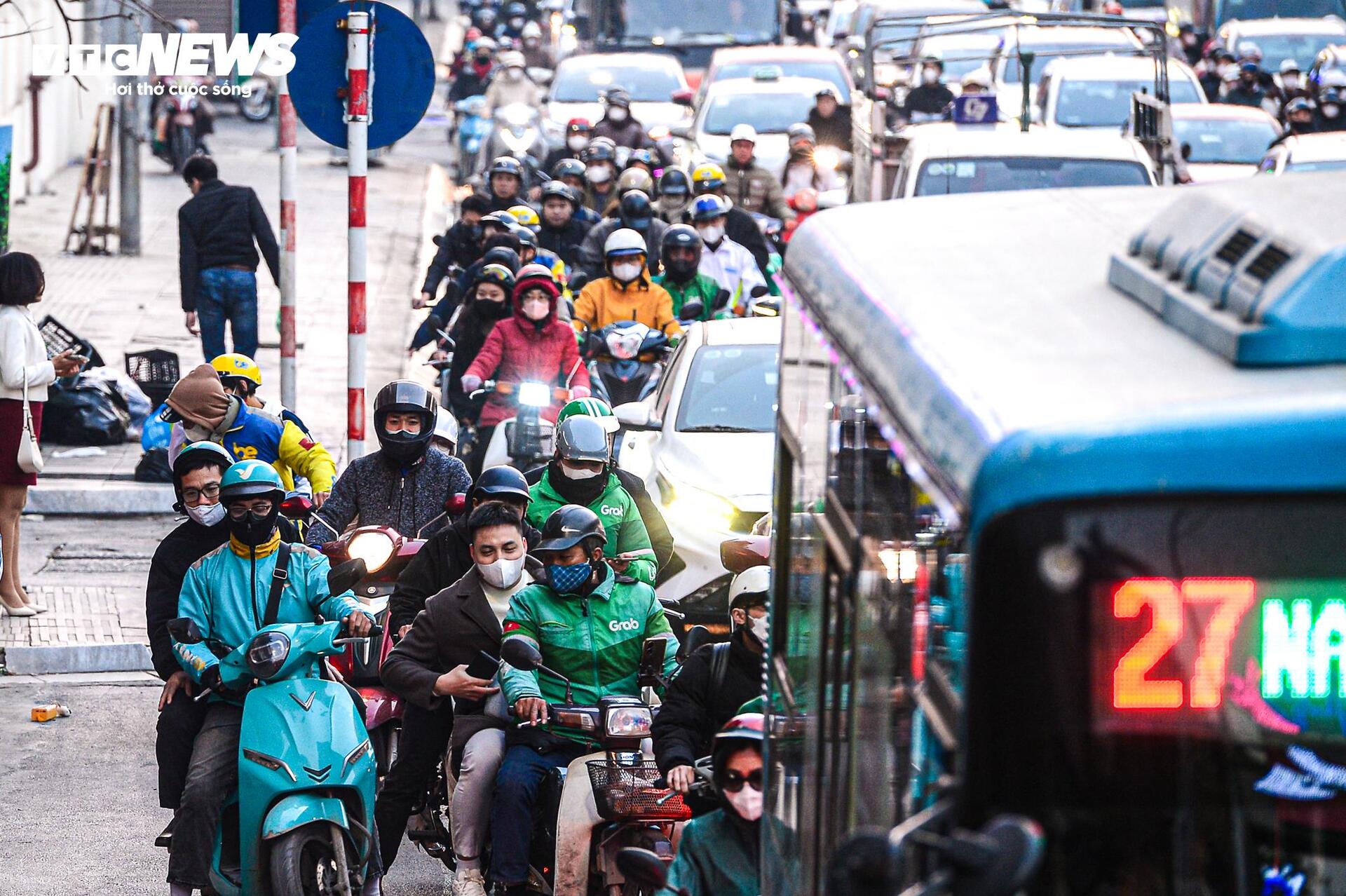 Người Hà Nội chật vật di chuyển cuối tuần vì ùn tắc trên đường vành đai 3 - Ảnh 15.