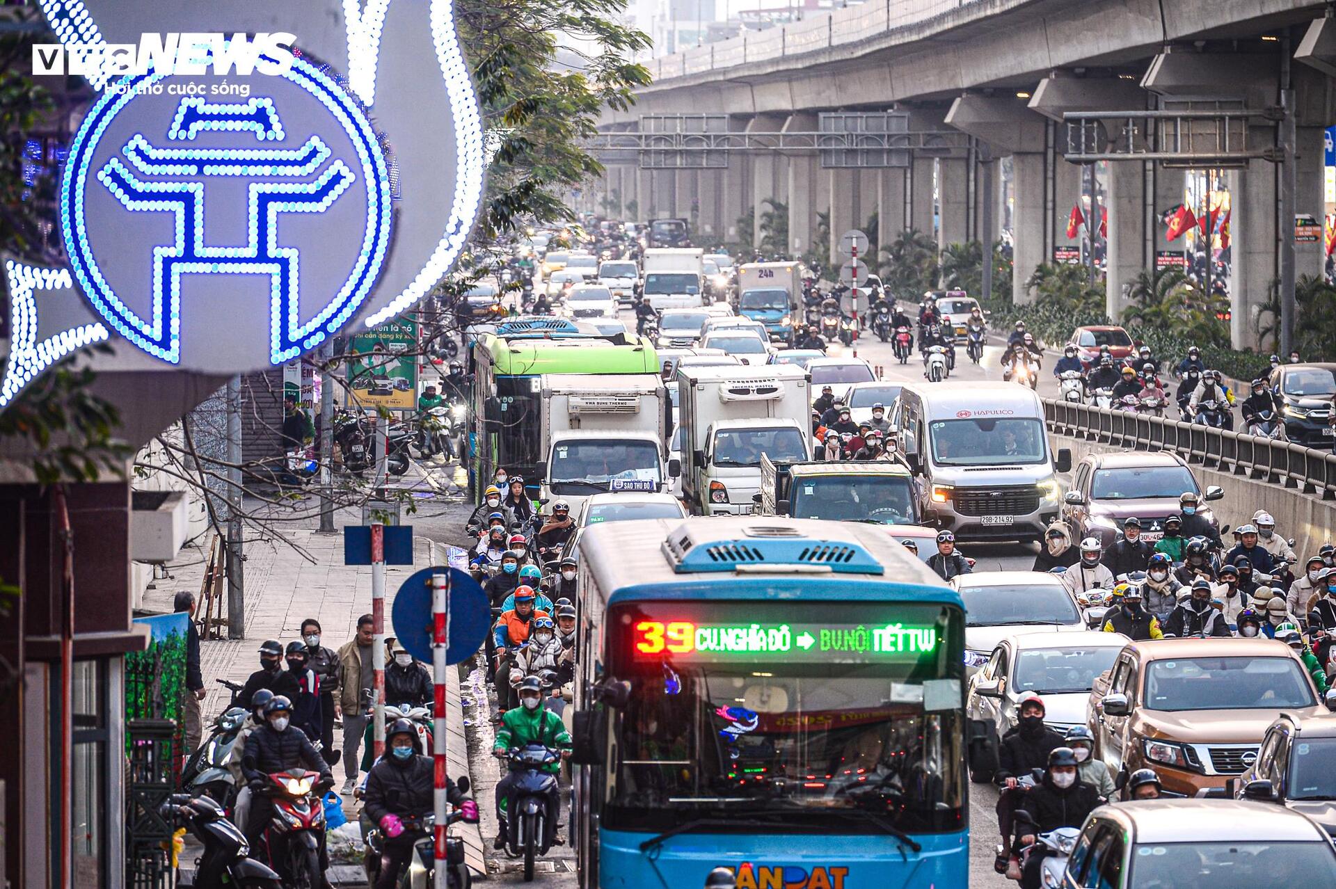 Người Hà Nội chật vật di chuyển cuối tuần vì ùn tắc trên đường vành đai 3 - Ảnh 14.