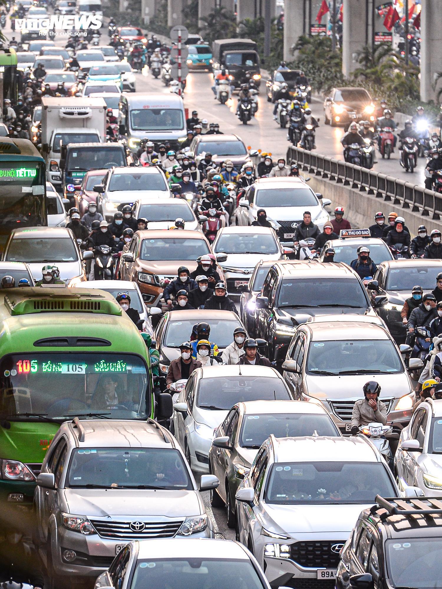 Người Hà Nội chật vật di chuyển cuối tuần vì ùn tắc trên đường vành đai 3 - Ảnh 11.