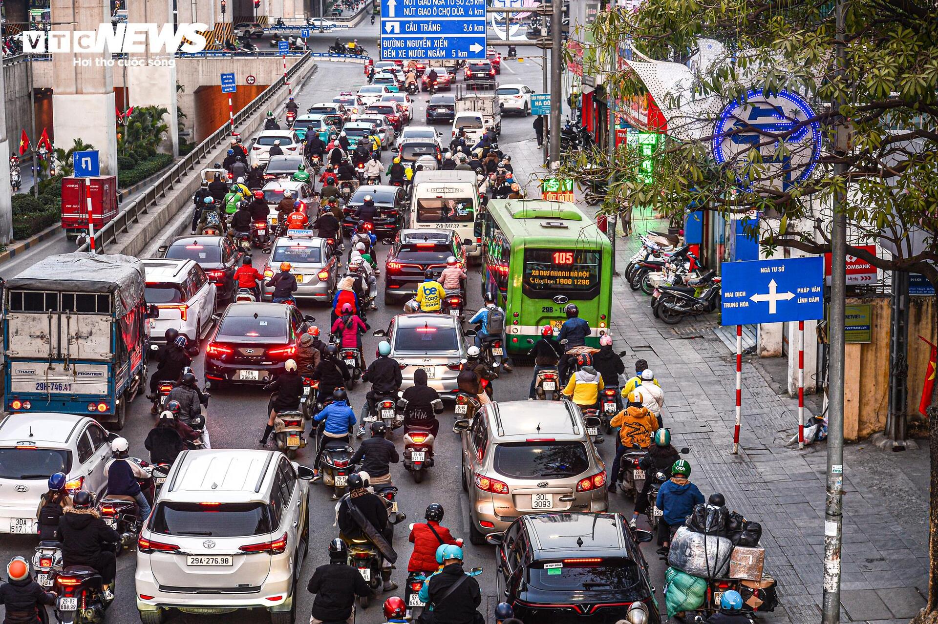 Người Hà Nội chật vật di chuyển cuối tuần vì ùn tắc trên đường vành đai 3 - Ảnh 17.