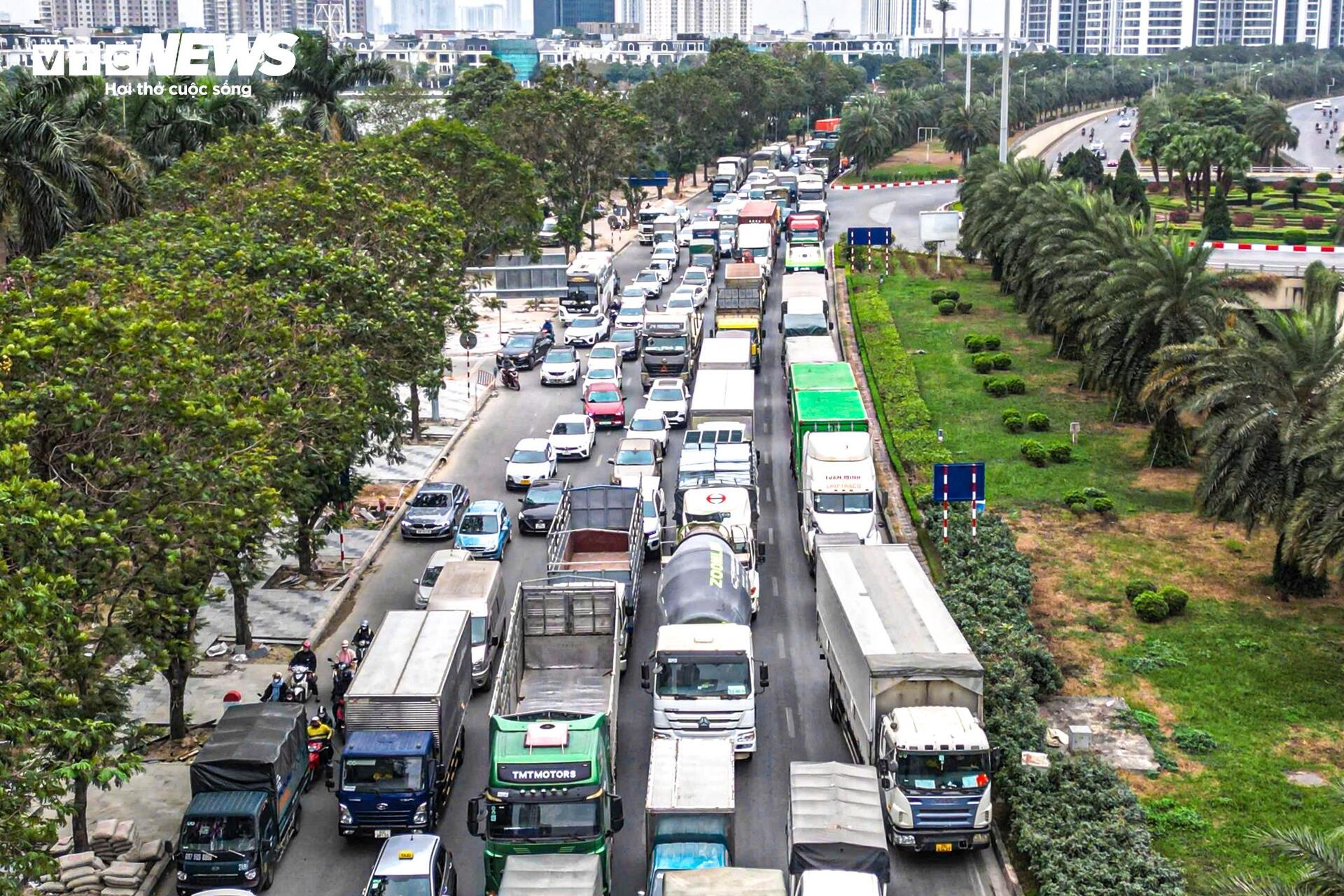 Người Hà Nội chật vật di chuyển cuối tuần vì ùn tắc trên đường vành đai 3 - Ảnh 3.