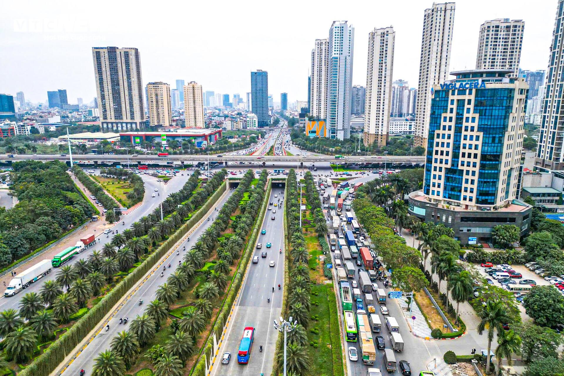 Người Hà Nội chật vật di chuyển cuối tuần vì ùn tắc trên đường vành đai 3 - Ảnh 1.