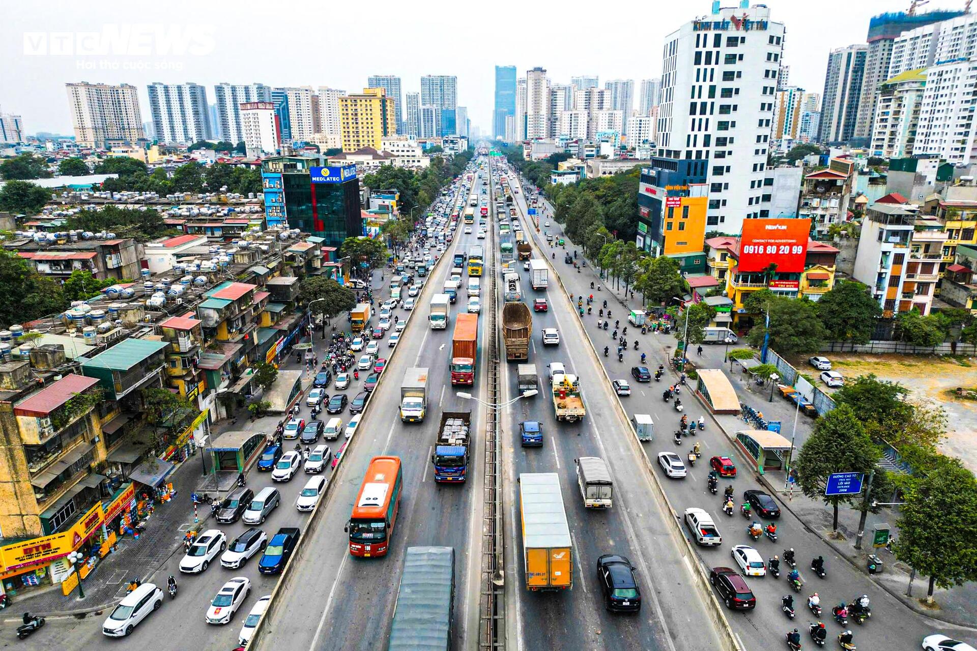Người Hà Nội chật vật di chuyển cuối tuần vì ùn tắc trên đường vành đai 3 - Ảnh 4.