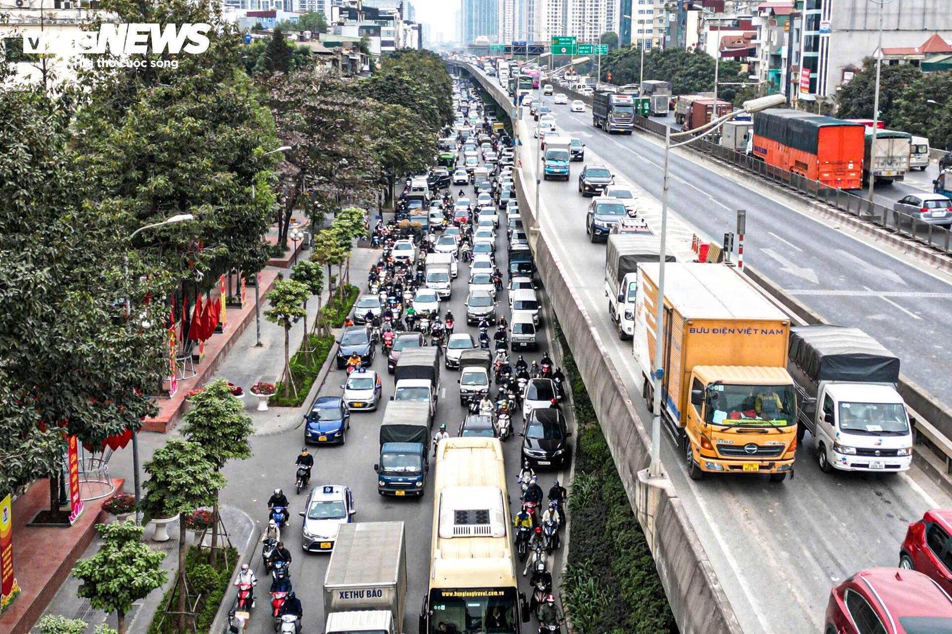 Người Hà Nội chật vật di chuyển cuối tuần vì ùn tắc trên đường vành đai 3 - Ảnh 5.