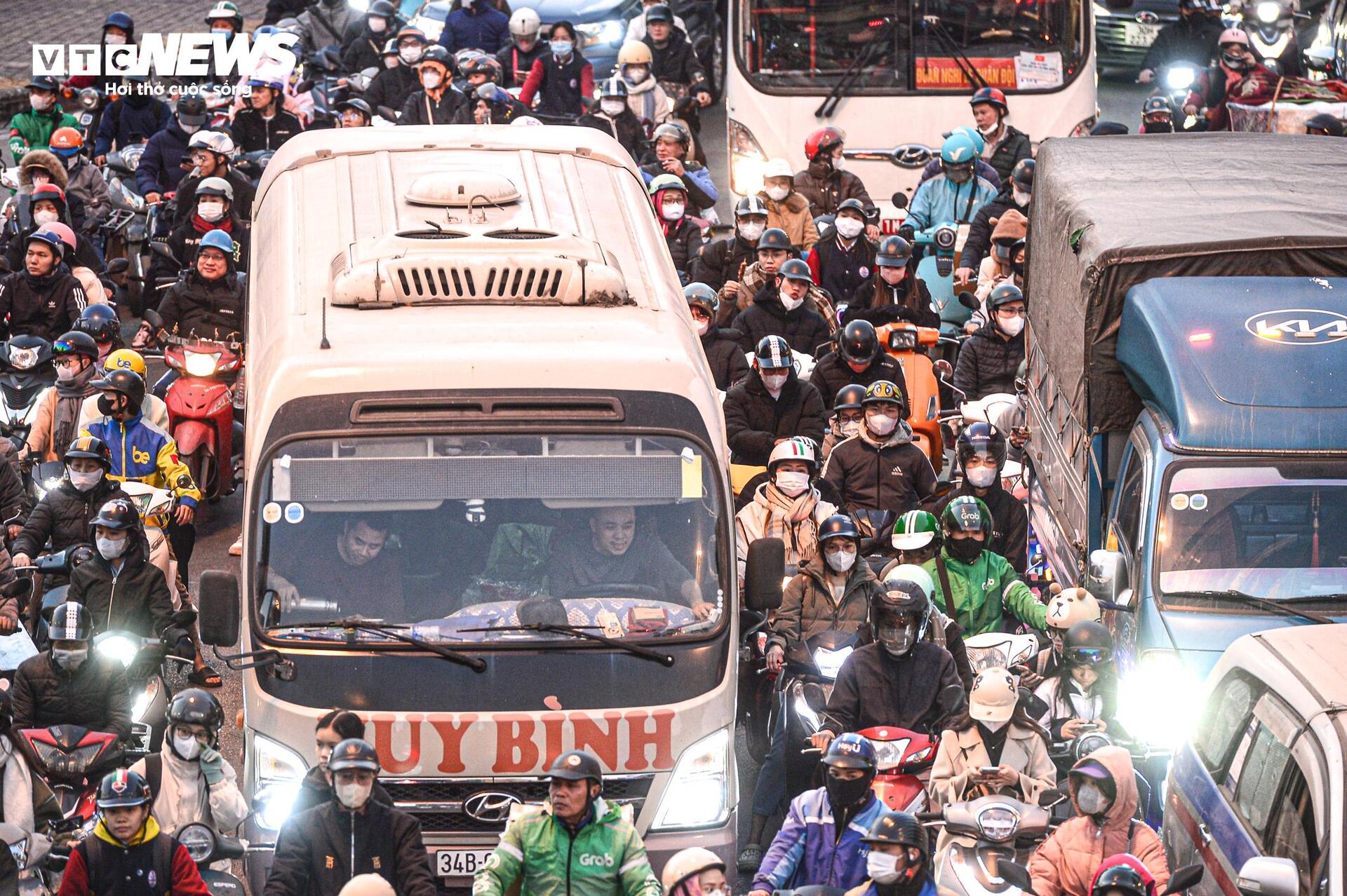Người Hà Nội chật vật di chuyển cuối tuần vì ùn tắc trên đường vành đai 3 - Ảnh 12.