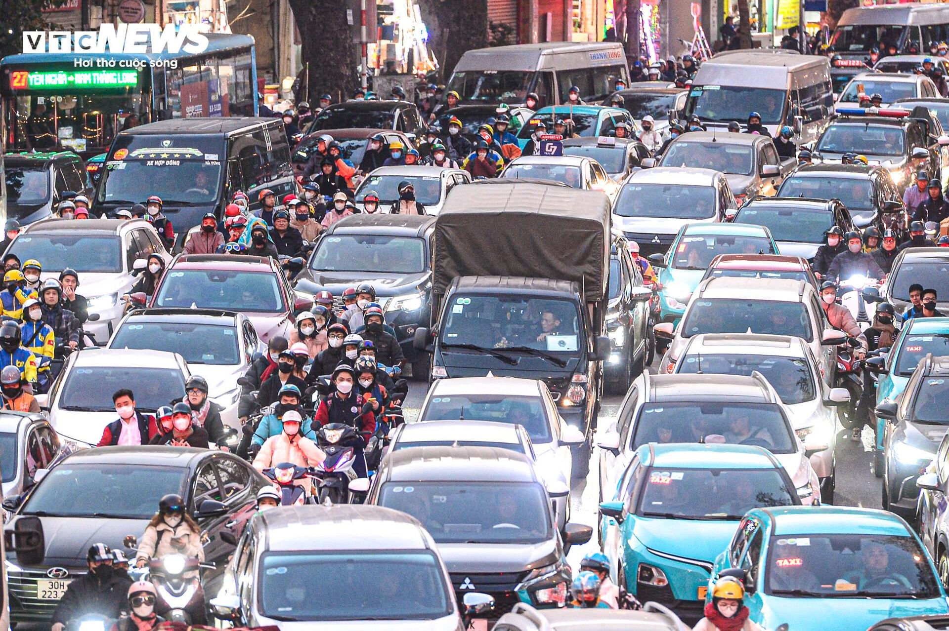 Người Hà Nội chật vật di chuyển cuối tuần vì ùn tắc trên đường vành đai 3 - Ảnh 10.