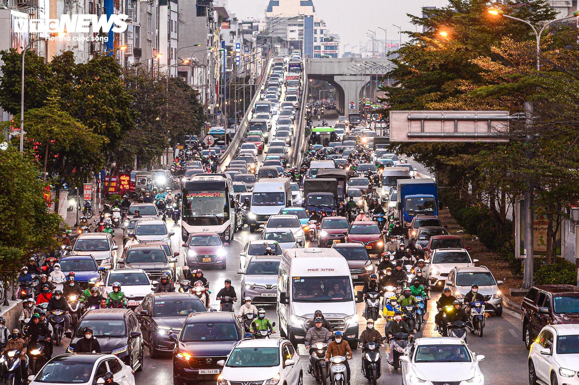 Người Hà Nội chật vật di chuyển cuối tuần vì ùn tắc trên đường vành đai 3 - Ảnh 6.