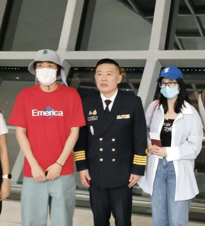 Nam diễn viên bị lừa bán sang biên giới Thái Lan chính thức về nước, biểu hiện sợ sệt ở sân bay gây xôn xao dư luận - Ảnh 3.