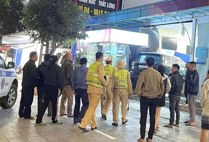 Ô tô đâm ngân hàng ở Nghệ An giữa đêm khuya khiến bảo vệ hốt hoảng - Ảnh 1.