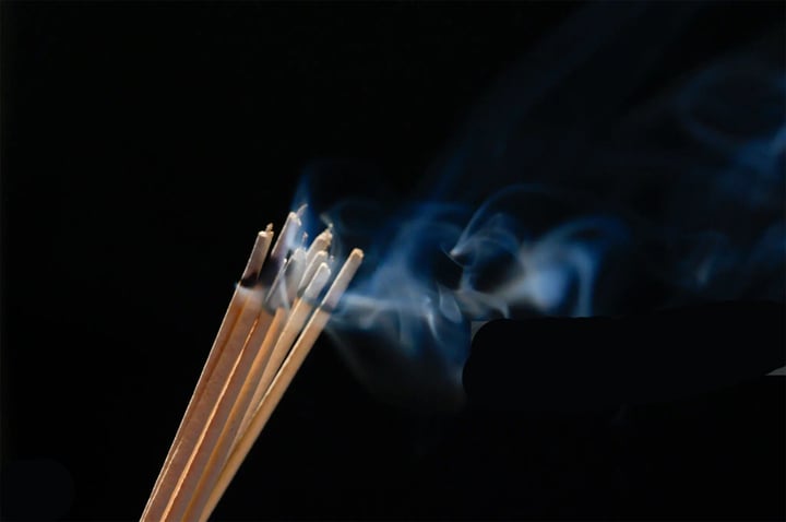 Bài khấn dọn bàn thờ cuối năm: Tôn nghiêm và thanh tịnh - Ảnh 1.