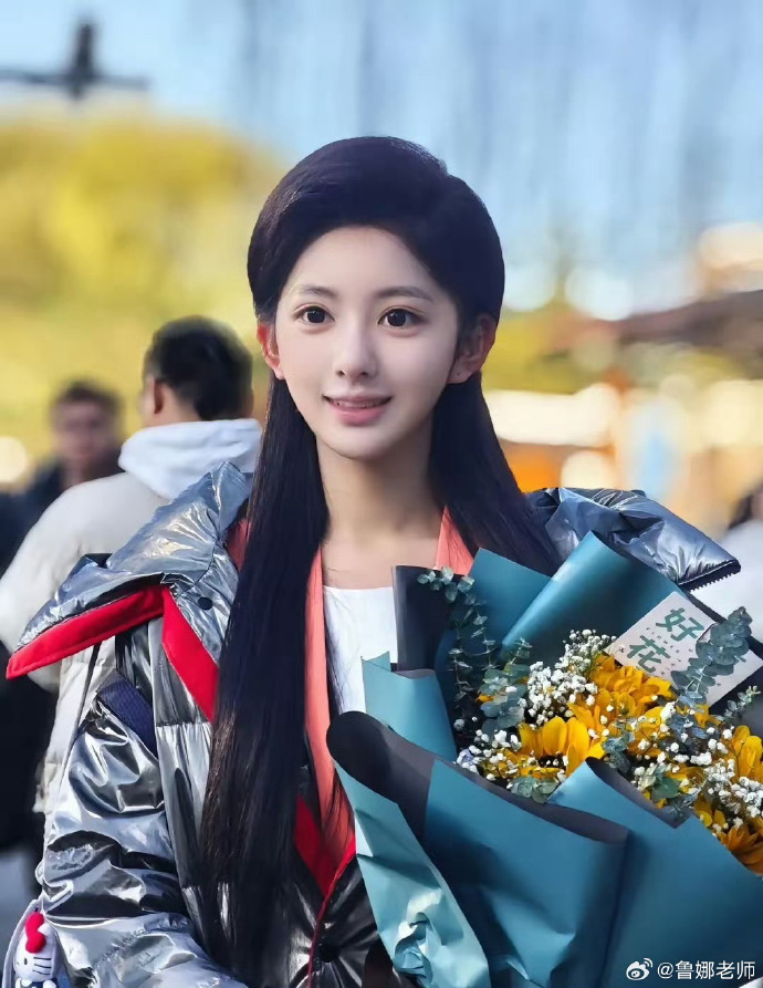 Nữ sinh thủ khoa kỳ thi ph&aacute;t thanh bị bắt tẩy trang 5 lần v&igrave; mặt mộc đẹp "v&ocirc; thực", lộ ảnh khi nhỏ l&agrave;m nhiều người sốc nặng - Ảnh 1.