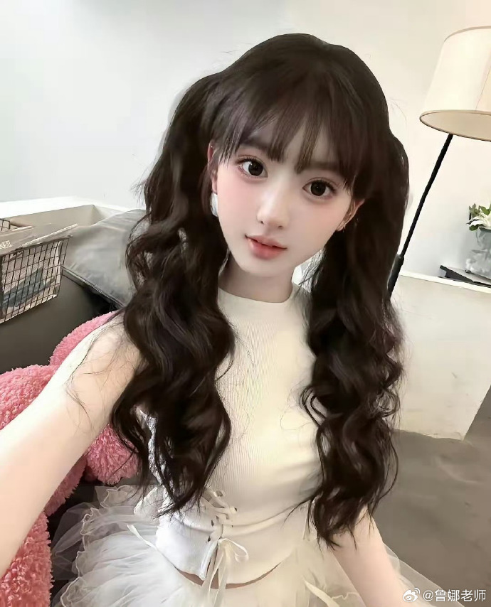 Nữ sinh thủ khoa kỳ thi ph&aacute;t thanh bị bắt tẩy trang 5 lần v&igrave; mặt mộc đẹp "v&ocirc; thực", lộ ảnh khi nhỏ l&agrave;m nhiều người sốc nặng - Ảnh 3.