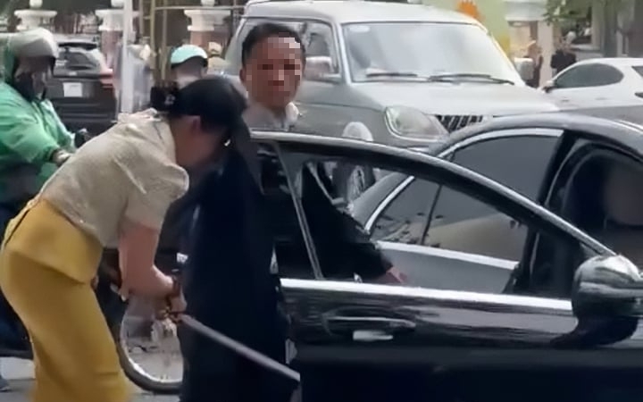 Từ tin báo người dân , CSGT xử phạt tài xế xe biển xanh đi lùi trên đường 1 chiều - Ảnh 2.