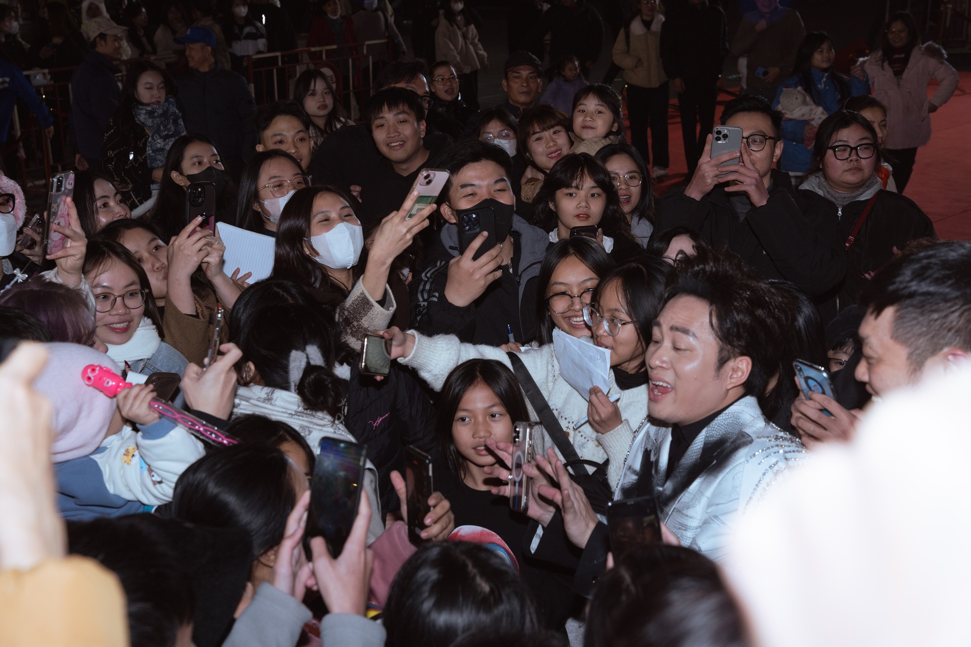 Tùng Dương được khán giả vây kín: "Đây là năm tôi được tái sinh trong nghệ thuật"- Ảnh 1.