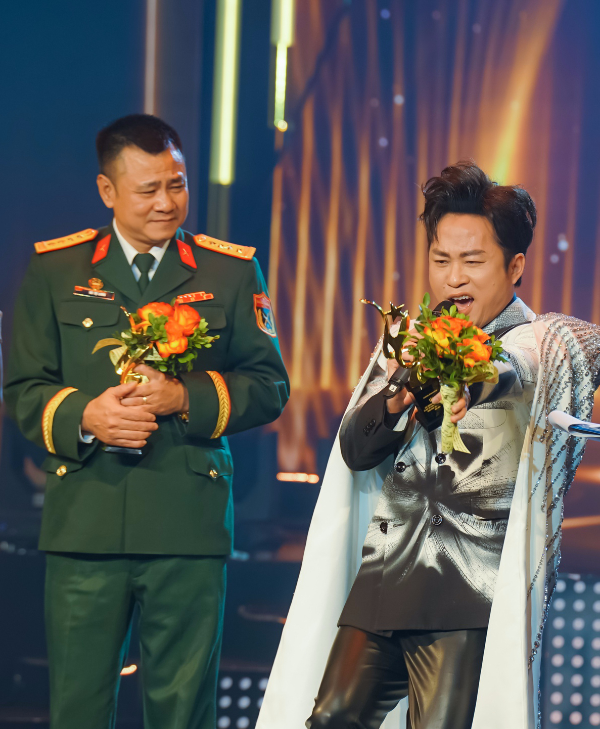 Tùng Dương được khán giả vây kín: "Đây là năm tôi được tái sinh trong nghệ thuật"- Ảnh 2.