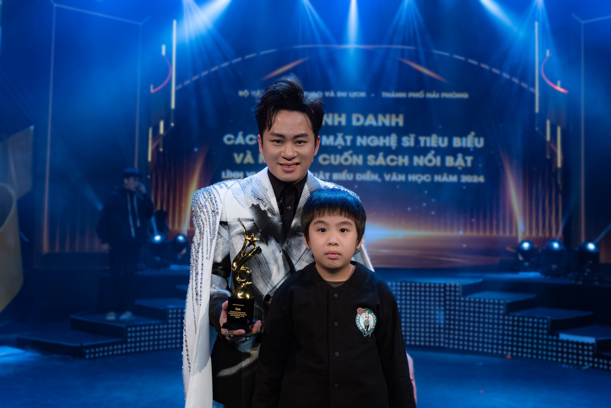 Tùng Dương được khán giả vây kín: "Đây là năm tôi được tái sinh trong nghệ thuật"- Ảnh 3.