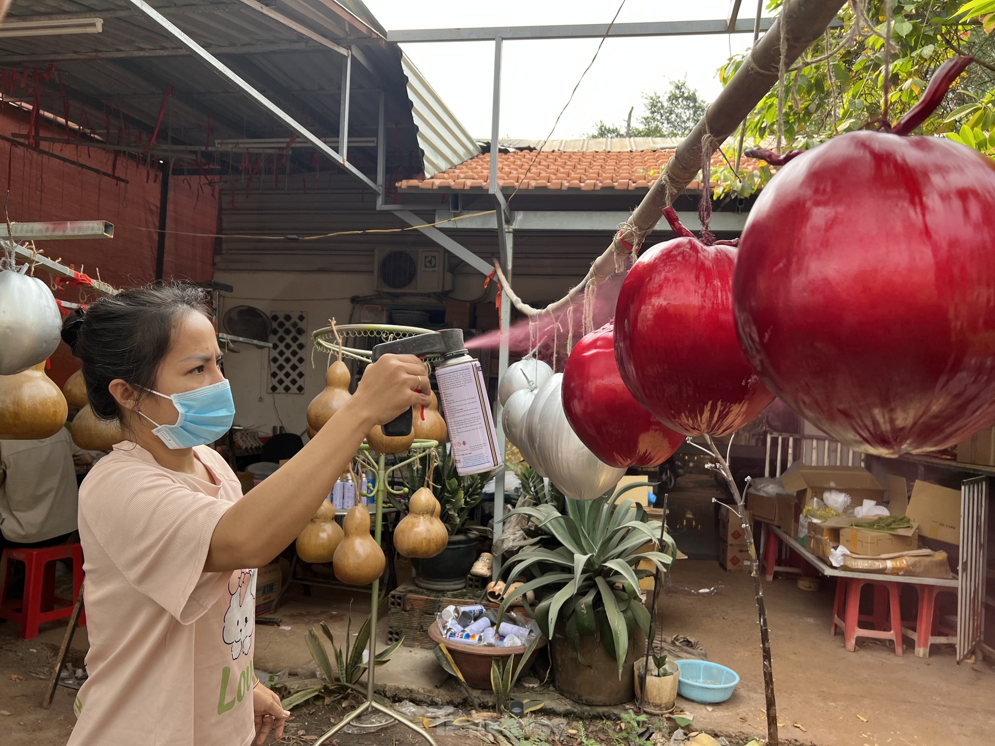 Mặt hàng Tết mà người sản xuất đã dừng nhận đơn hàng cả tháng vì… làm không xuể - Ảnh 4.