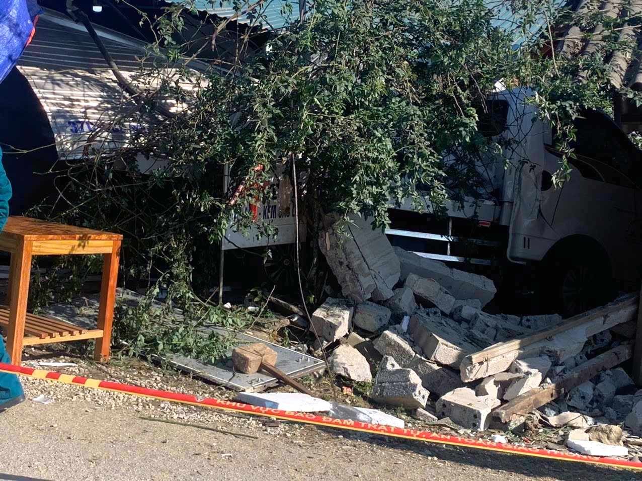 Hiện trường vụ xe tải tông cửa hàng tạp hóa khiến 6 người tử vong - Ảnh 6.