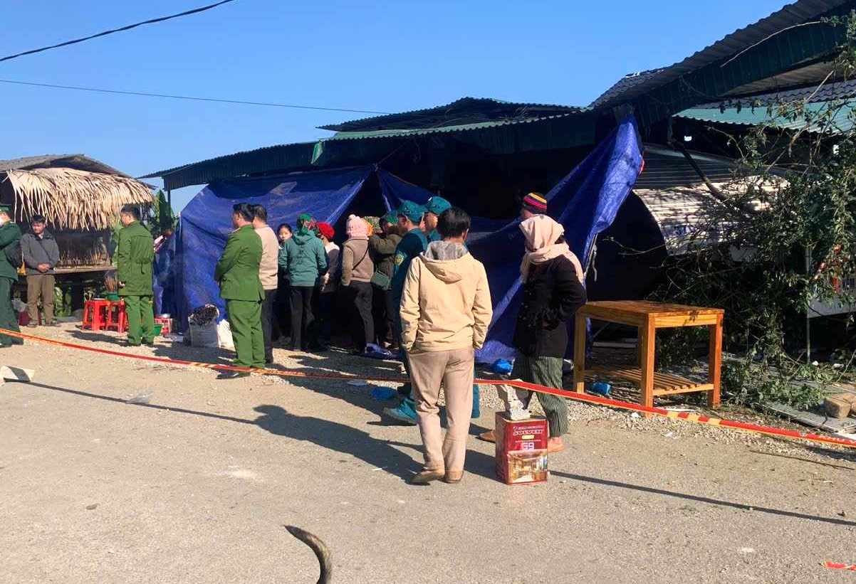 Hiện trường vụ xe tải tông cửa hàng tạp hóa khiến 6 người tử vong - Ảnh 12.