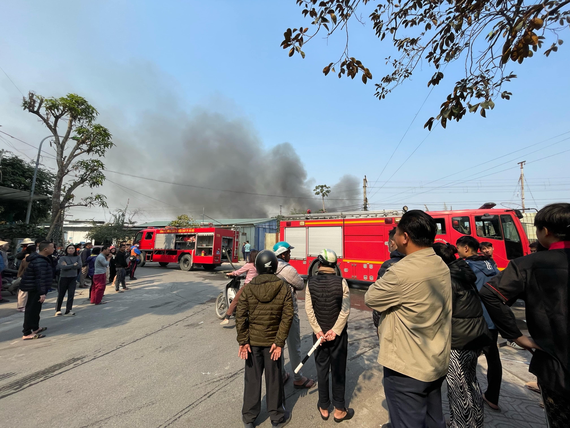 H&agrave; Nội: Ch&aacute;y lớn tại nh&agrave; kho ở T&acirc;n Triều, cột kh&oacute;i bốc cao h&agrave;ng chục m&eacute;t khiến người d&acirc;n hoảng sợ- Ảnh 2.