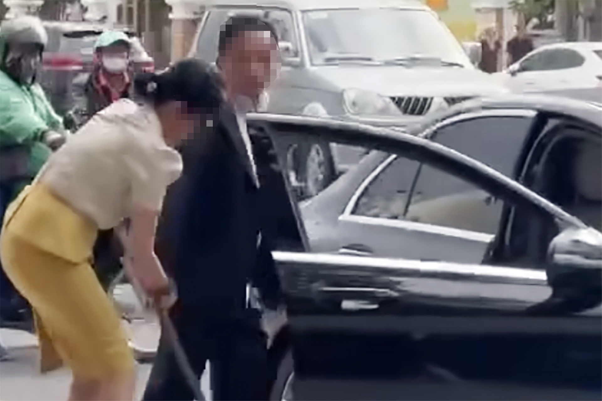 Tình tiết mới vụ tài xế Mercedes bẻ hoa rồi rút kiếm "dọa" nhân viên môi trường- Ảnh 2. Tình tiết mới vụ tài xế Mercedes bẻ hoa rồi rút kiếm "dọa" nhân viên môi trường- Ảnh 2.