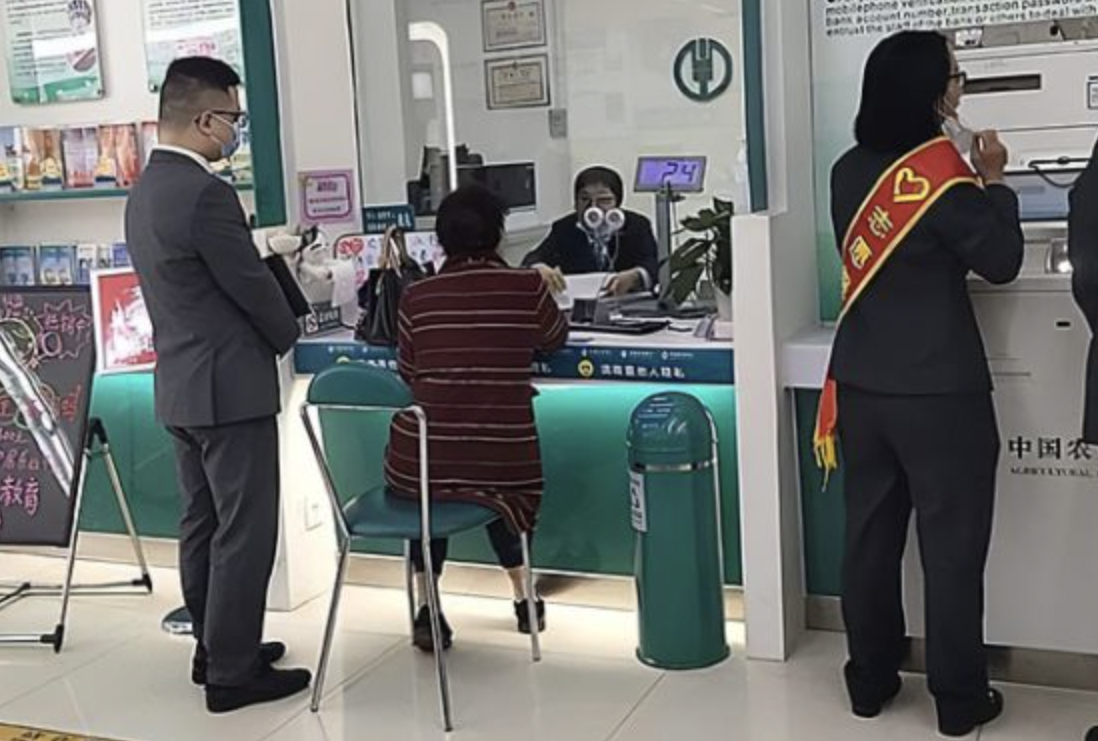 Người phụ nữ bỗng nhận được 1,7 tỷ đồng từ t&agrave;i khoản lạ, đến ng&acirc;n h&agrave;ng gửi lại th&igrave; được th&ocirc;ng b&aacute;o: B&agrave; c&oacute; quyền sở hữu to&agrave;n bộ!- Ảnh 1.