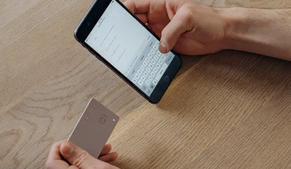 Người phụ nữ bỗng nhận được 1,7 tỷ đồng từ t&agrave;i khoản lạ, đến ng&acirc;n h&agrave;ng gửi lại th&igrave; được th&ocirc;ng b&aacute;o: B&agrave; c&oacute; quyền sở hữu to&agrave;n bộ!- Ảnh 2.