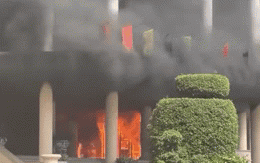 Nguyên nhân vụ cháy dữ dội ở trụ sở UBND tỉnh Bình Phước: Lửa từ tấm thảm phòng họp - Ảnh 2.