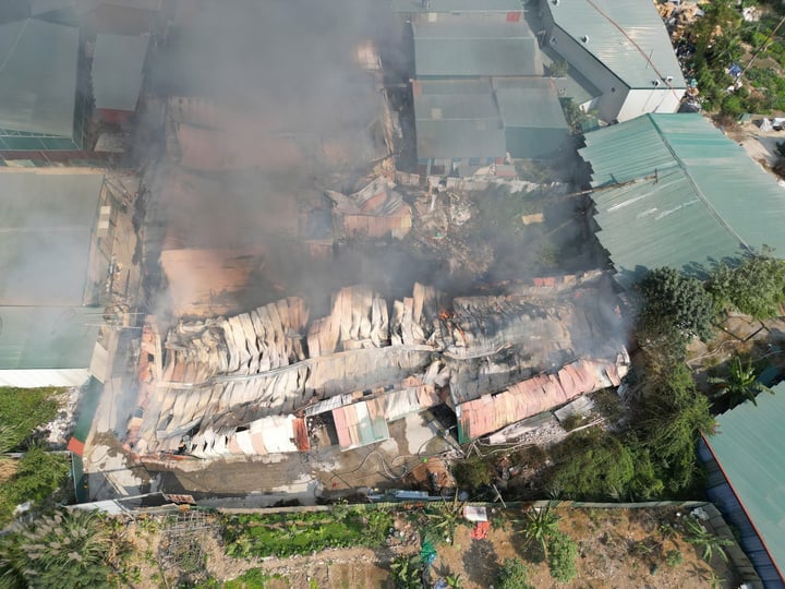 Kho xưởng ở Hà Nội cháy lớn sau tiếng nổ kinh hoàng - Ảnh 1.