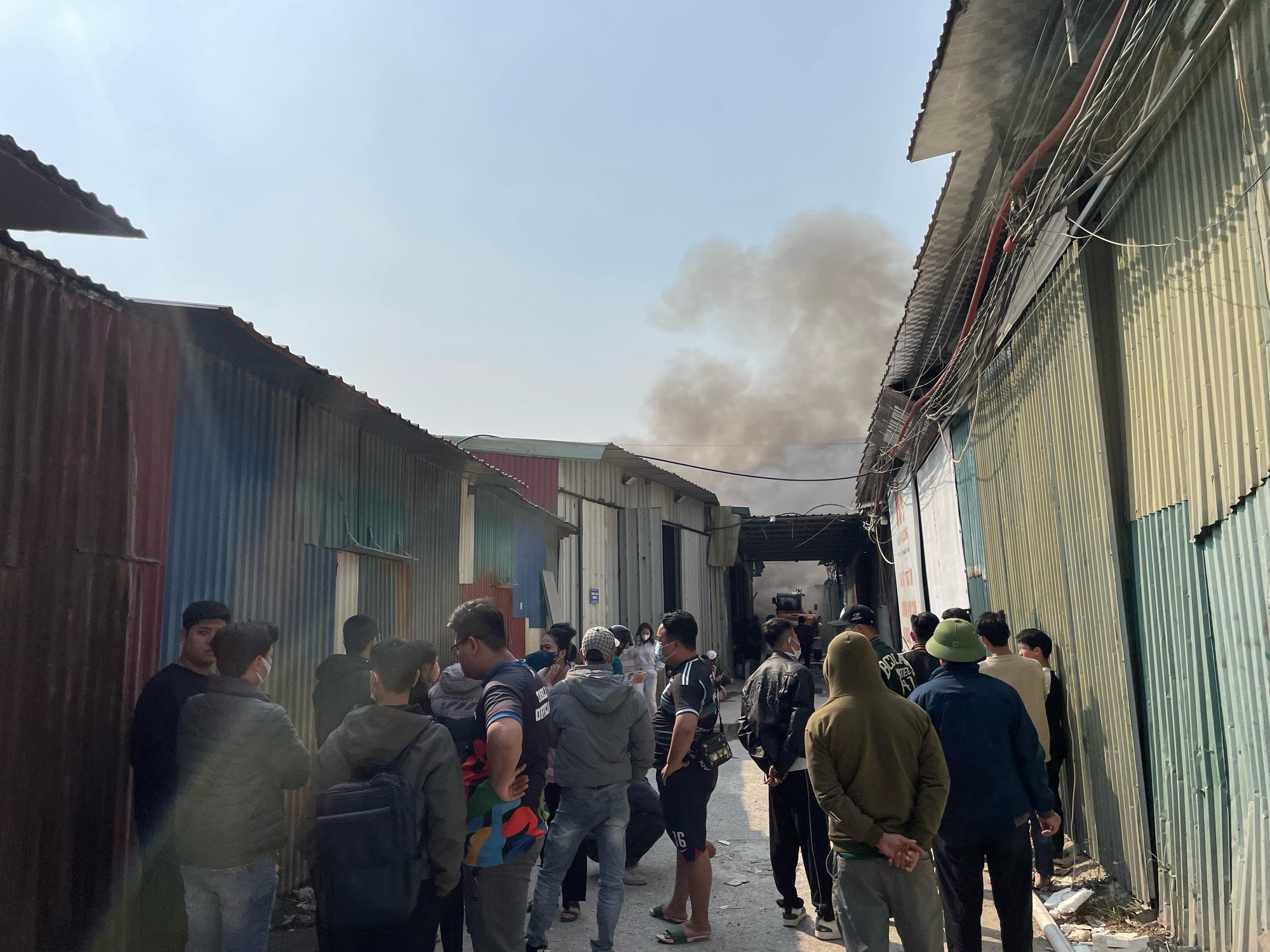 H&agrave; Nội: Ch&aacute;y lớn tại nh&agrave; kho ở T&acirc;n Triều, cột kh&oacute;i bốc cao h&agrave;ng chục m&eacute;t khiến người d&acirc;n hoảng sợ- Ảnh 3.