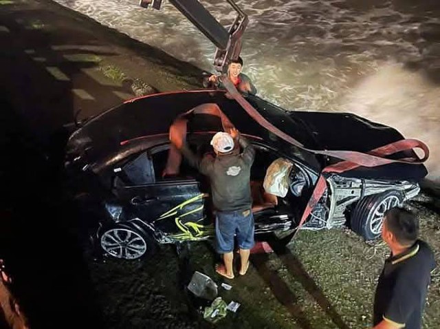 Hiện trường xe Mercedes lao xuống biển Nha Trang gây chấn động - Ảnh 4. Hiện trường xe Mercedes lao xuống biển Nha Trang gây chấn động - Ảnh 4.