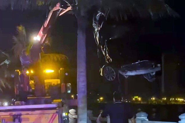 Hiện trường xe Mercedes lao xuống biển Nha Trang gây chấn động - Ảnh 3. Hiện trường xe Mercedes lao xuống biển Nha Trang gây chấn động - Ảnh 3.