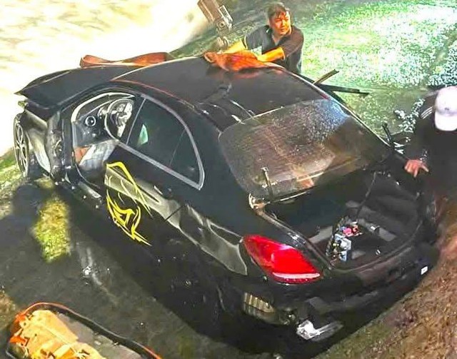Hiện trường xe Mercedes lao xuống biển Nha Trang gây chấn động - Ảnh 5. Hiện trường xe Mercedes lao xuống biển Nha Trang gây chấn động - Ảnh 5.