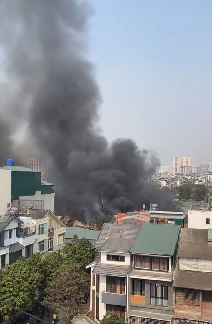 H&agrave; Nội: Ch&aacute;y lớn tại nh&agrave; kho ở T&acirc;n Triều, cột kh&oacute;i bốc cao h&agrave;ng chục m&eacute;t khiến người d&acirc;n hoảng sợ- Ảnh 1.