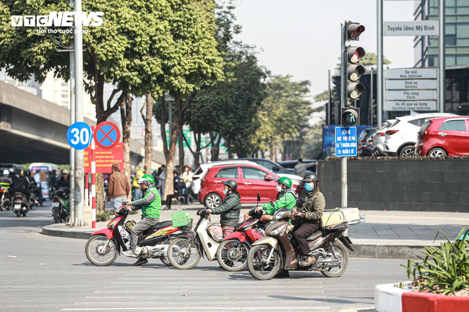 Vắng bóng CSGT , tài xế vô tư vượt đèn đỏ , phi xe lên vỉa hè - Ảnh 3.