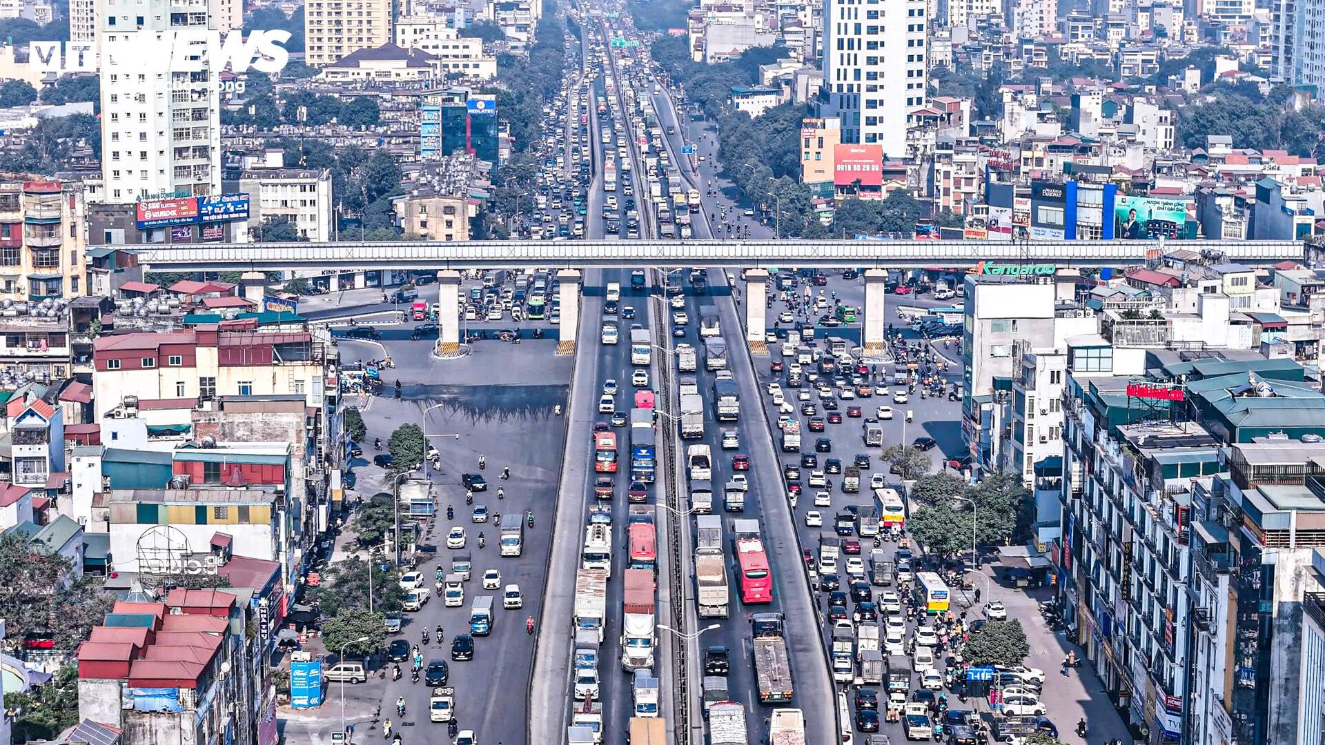 Vắng bóng CSGT , tài xế vô tư vượt đèn đỏ , phi xe lên vỉa hè - Ảnh 1.