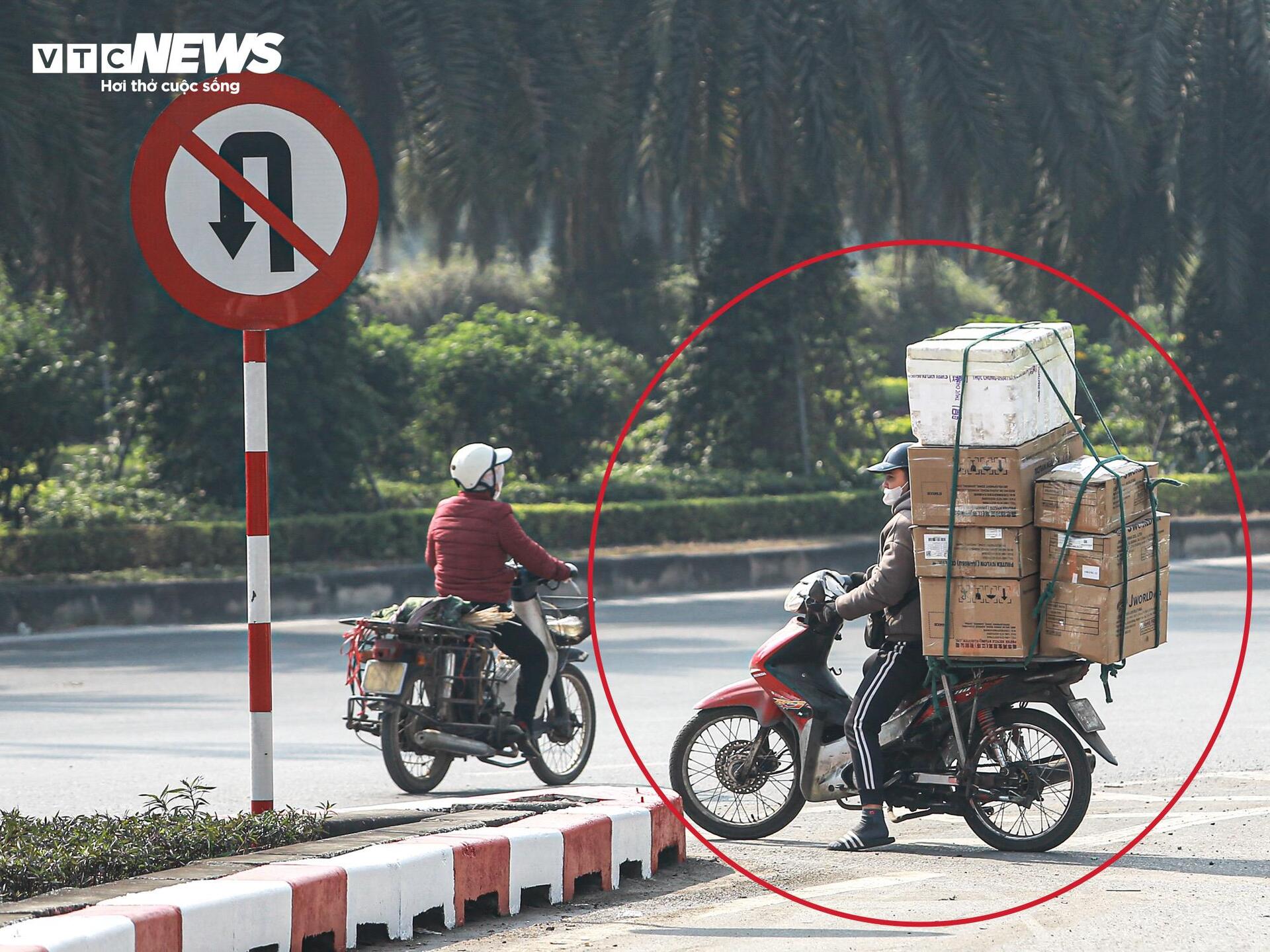 Vắng bóng CSGT , tài xế vô tư vượt đèn đỏ , phi xe lên vỉa hè - Ảnh 11.