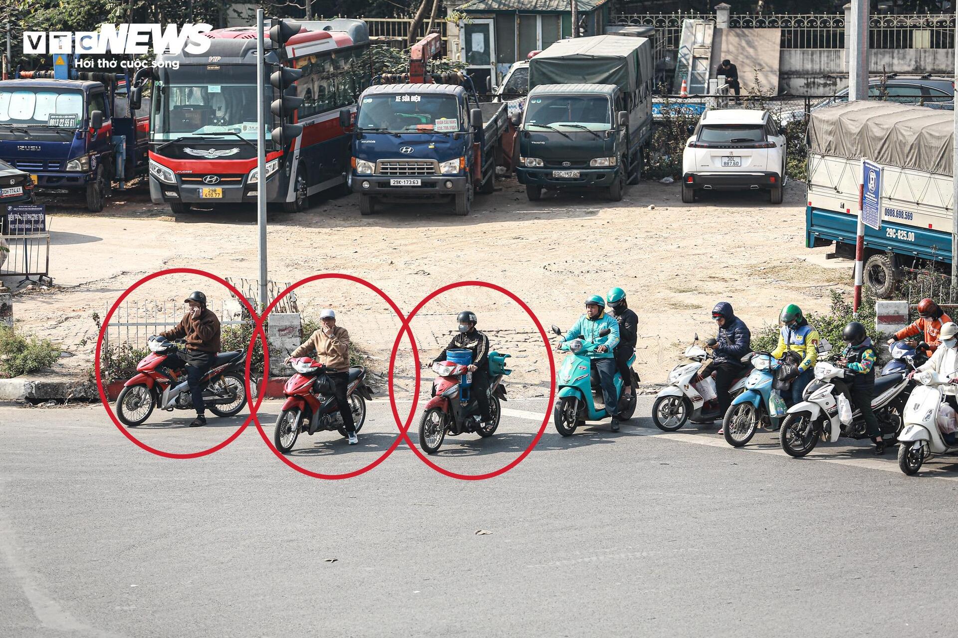 Vắng bóng CSGT , tài xế vô tư vượt đèn đỏ , phi xe lên vỉa hè - Ảnh 2.
